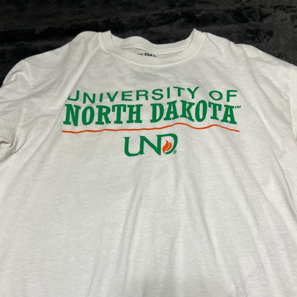 UND long sleeve t shirt